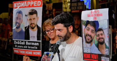 Irmãos de reféns protestam em Tel Aviv