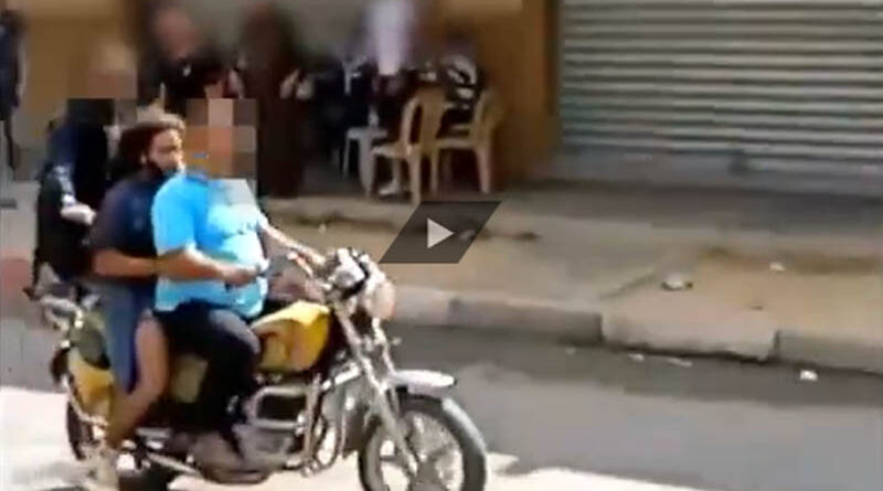 Vídeo de refém levado em motocicleta